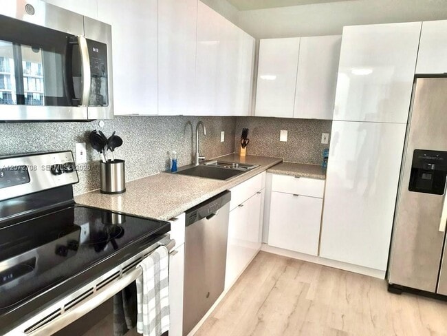 Building Photo - 8888 Collins Ave