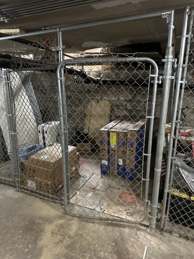 Building Photo - 953 N California Ave