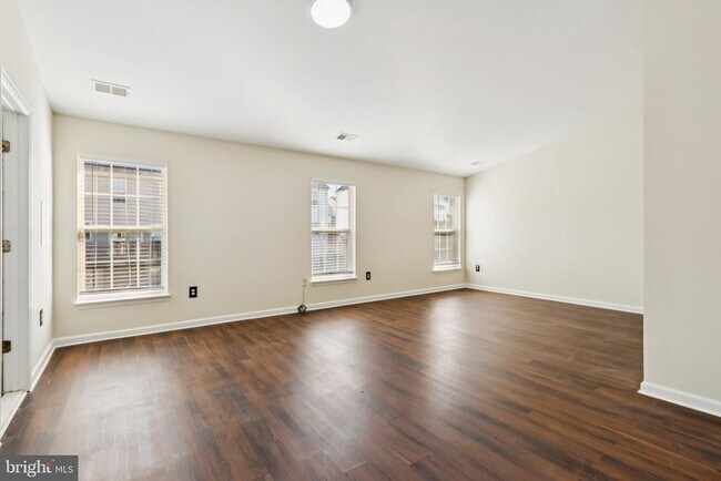 Building Photo - 120 Douglas Dr