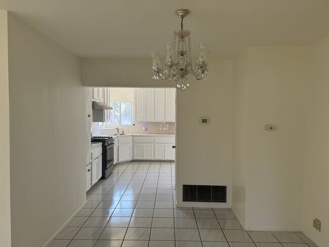Building Photo - Alhambra 3 bedrooms, 2 baths single house