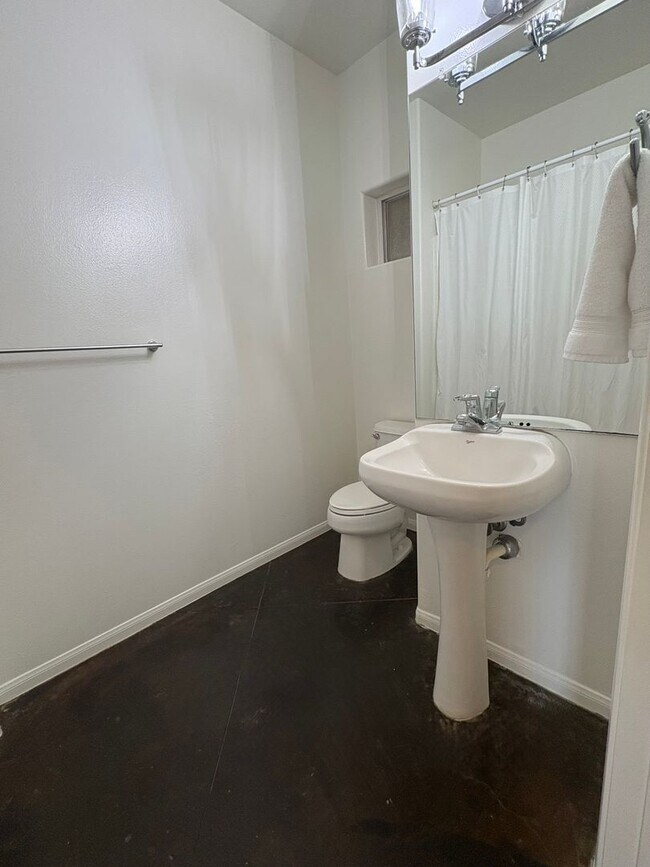 Building Photo - 2 Bedroom Condo in Downtown Ventura with O...
