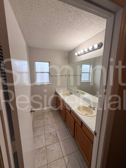 Building Photo - 14417 Jasmine Glen Dr