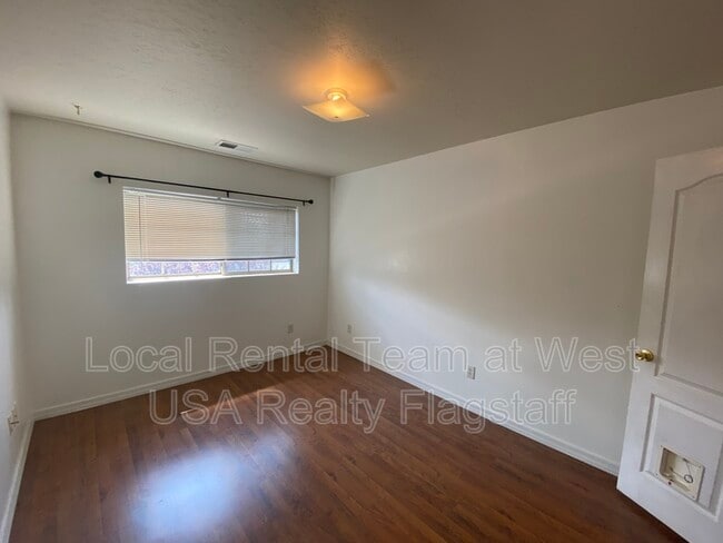 Building Photo - 5324 E Boulder Run Dr