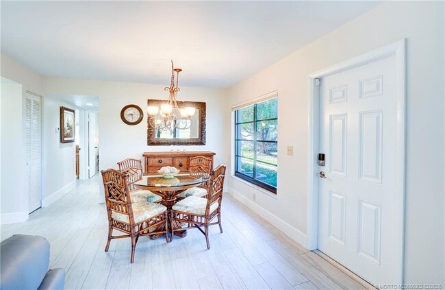 Building Photo - 331 Golfview Cir