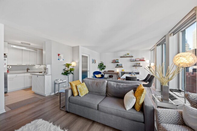 Building Photo - 111 E Chestnut St