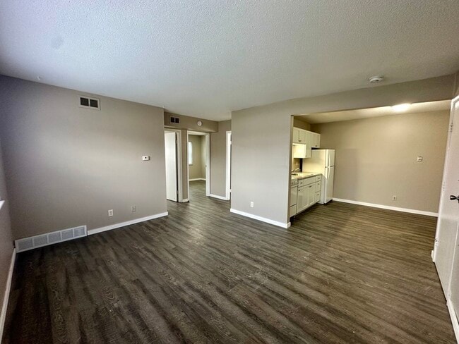 Building Photo - 1450 Meadowview Dr