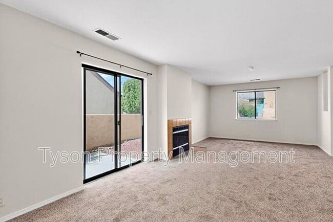 Building Photo - 1515 La Charles Dr NE