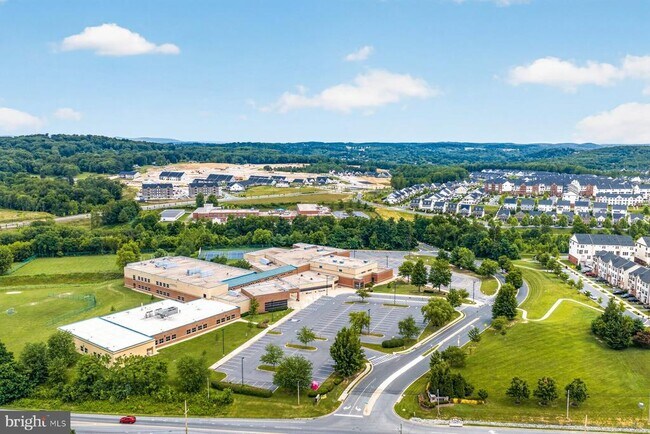 Building Photo - 5861 Oakdale Vlg Rd