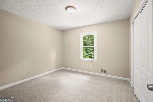 Building Photo - 200 E Country Woods Dr