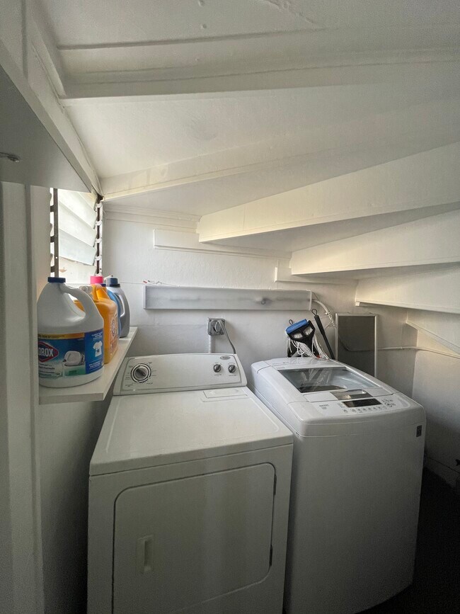 Building Photo - 432 N Gardner St