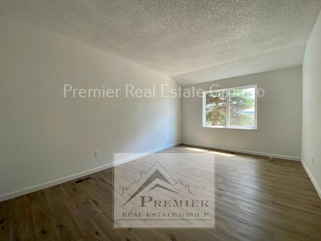 Building Photo - 4960 Wineskin Cir