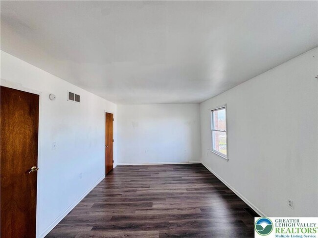 Building Photo - 235 Vista Dr