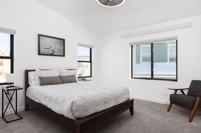 Building Photo - Fully Furnished - 2 bedroom / 2.5 unit in ...