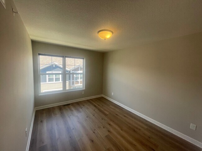 Building Photo - 873 Roselyn Dr