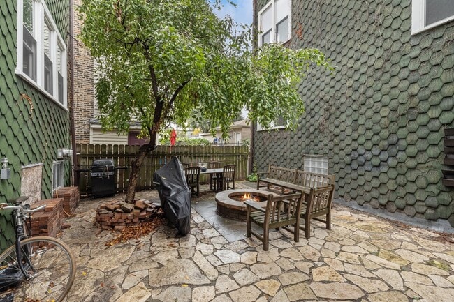 Building Photo - 3213 S Lituanica Ave