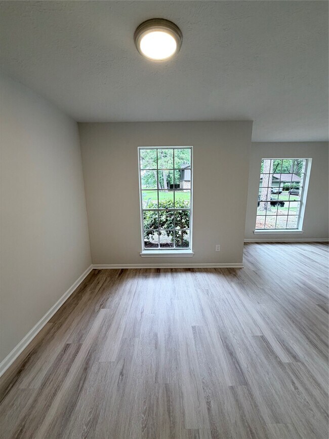 Building Photo - 2102 Lake Creek Dr