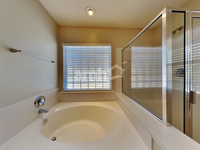 Building Photo - 62 Creek Bend Dr