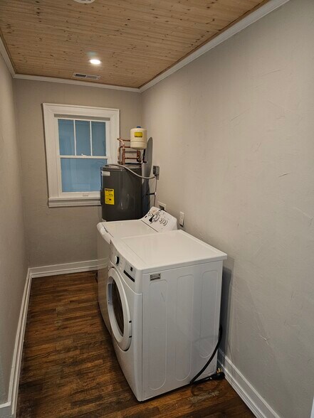 in unit laundry - 131 E Park Ave