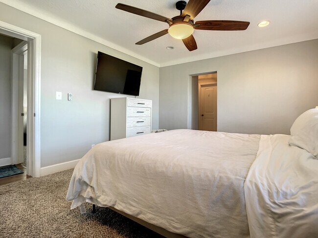 Building Photo - 762 S Beach St