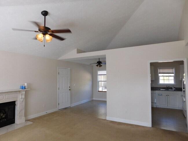 Building Photo - 119 Pella Ln