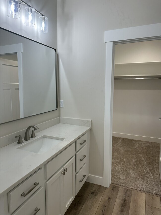 Building Photo - 236 S 200 W