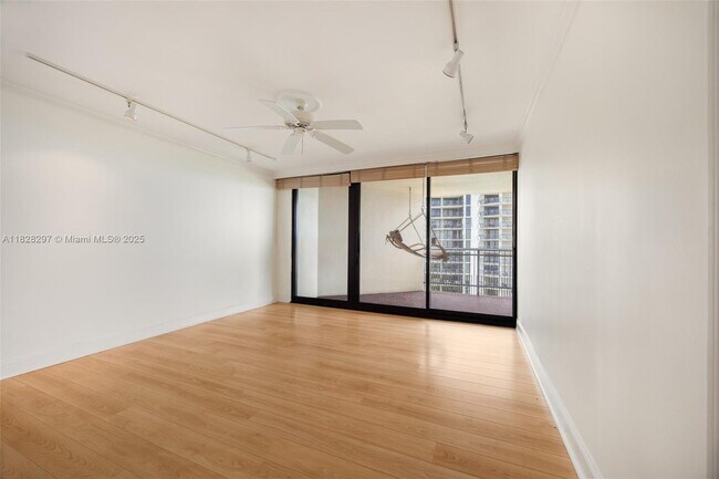 Building Photo - 2901 S Bayshore Dr