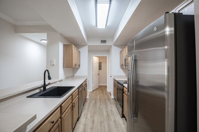 Building Photo - Stunning Condo with Garage