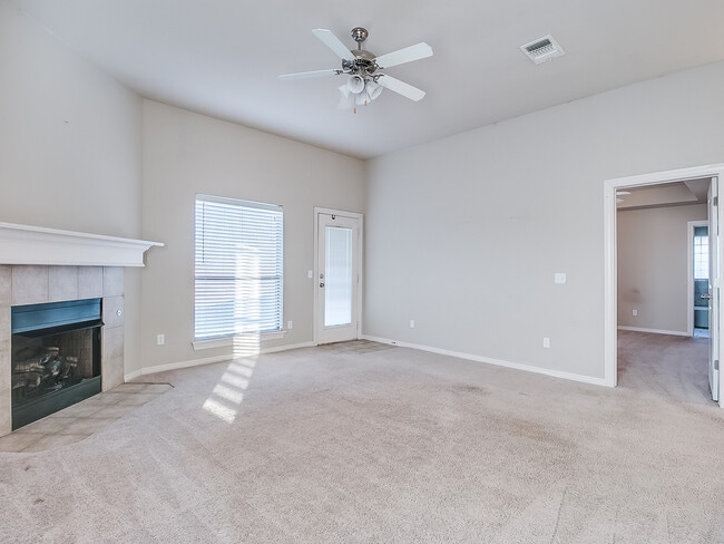 Building Photo - 4 Bedrooms/2 Baths/3Car - Deer Creek Schools - Gated Community of North Roselake Villas