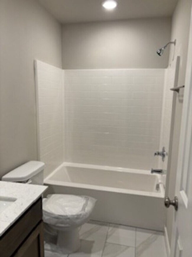 Building Photo - New Home! 1st month free!