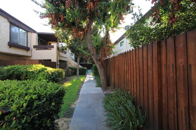 Building Photo - 3bedroom/ 2bathroom Condo with 2 garage parking