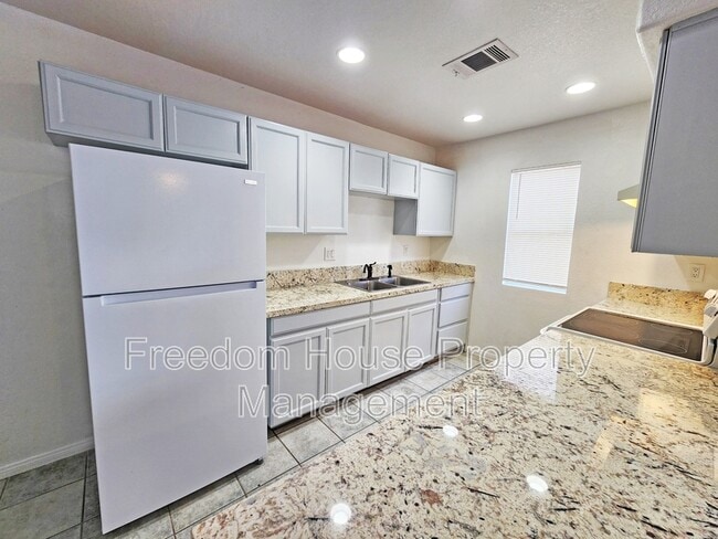 Building Photo - 670 Bourbon St