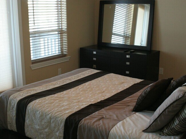 Building Photo - 3722 Laguna Dr