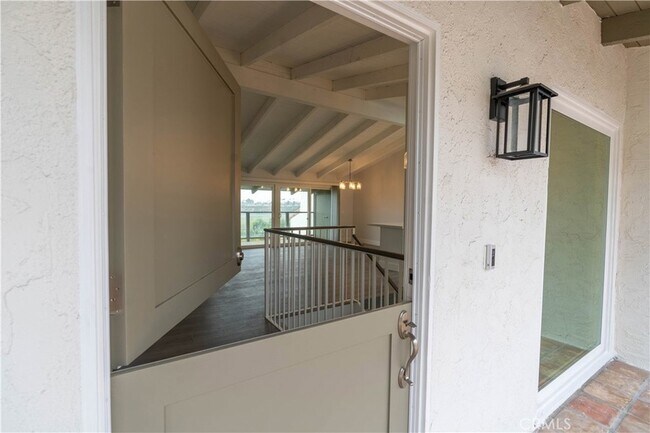 Building Photo - 633 Vista Bonita