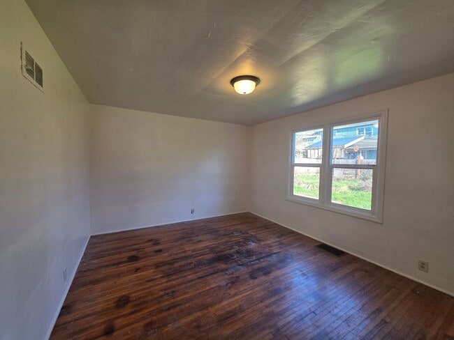 Building Photo - Charming 2 bed 1 bath