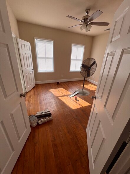 Building Photo - 1005 W High St