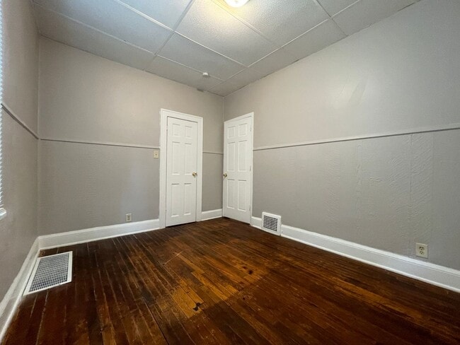 Building Photo - WARM & COMFY SINGLE FAMILY HOME