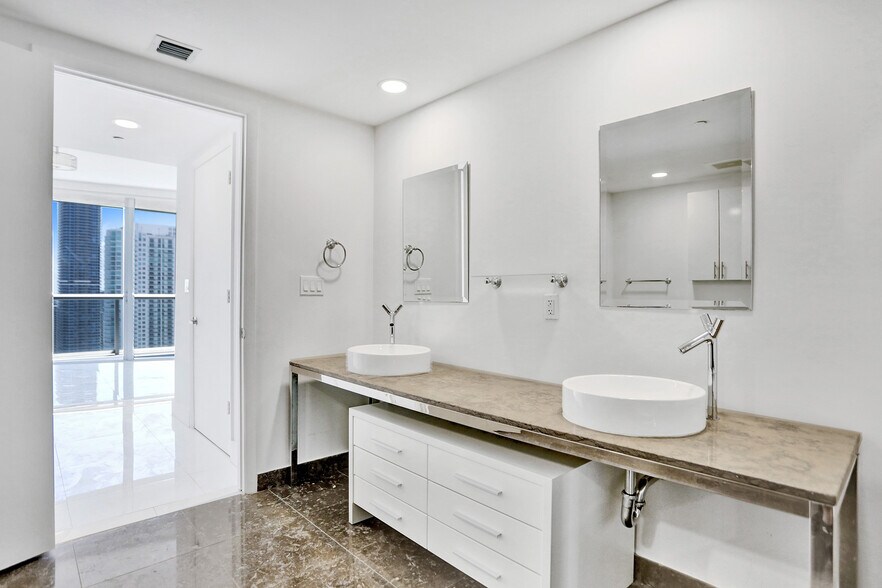 Building Photo - 495 Brickell Ave