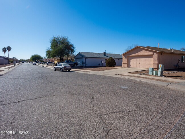 Building Photo - 1672 W Wood Crest Ct