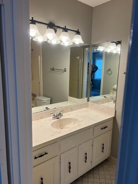 Building Photo - 8271 Farmington Dr E