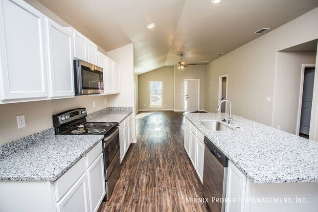 Building Photo - 2033 Kenwood Ave