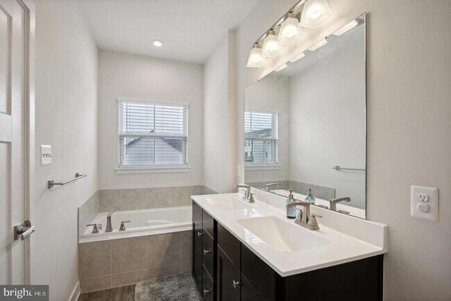 Building Photo - 6070 Fallfish Ct