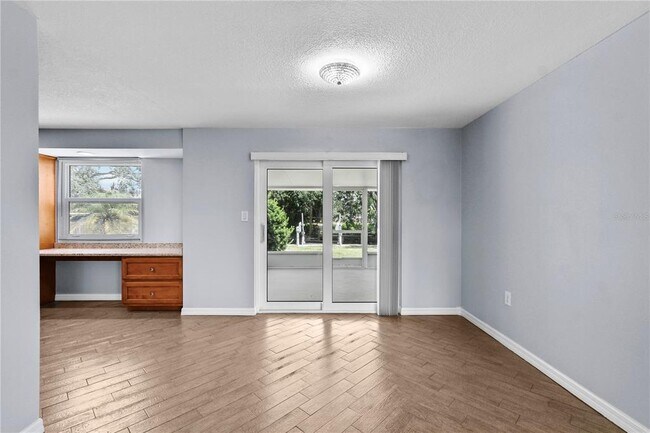 Building Photo - 4612 8th St Ct E
