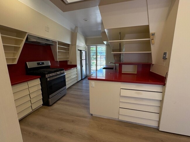 Building Photo - Prestigious Family Home In Outstanding Loc...