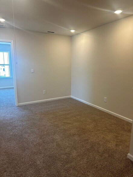 Building Photo - 3645 Shore Wood Ave