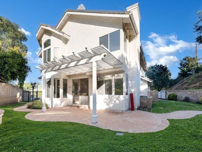 Building Photo - Spacious Newbury Park Rental | Grand Entry, Bonus Room & Covered Patio