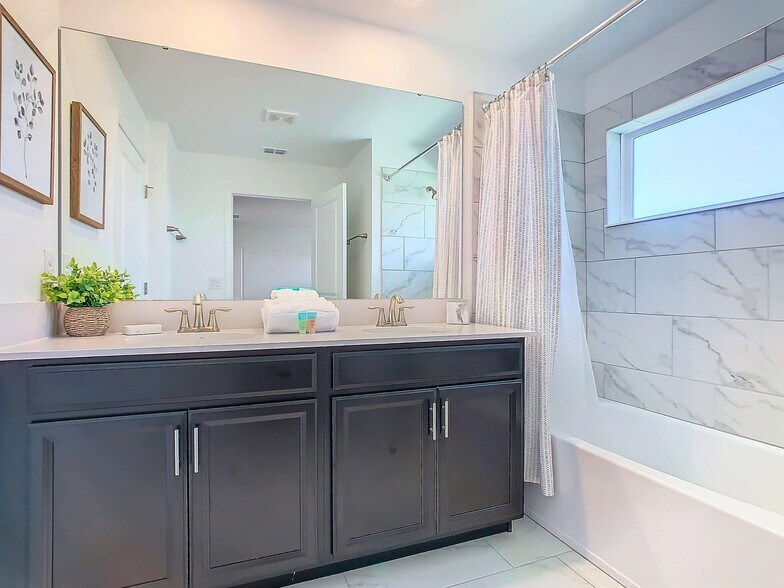 Building Photo - 996 Leader St