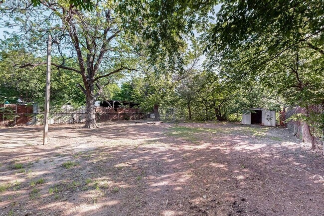 Building Photo - Charming 2-Bedroom Cottage with Big Backyard