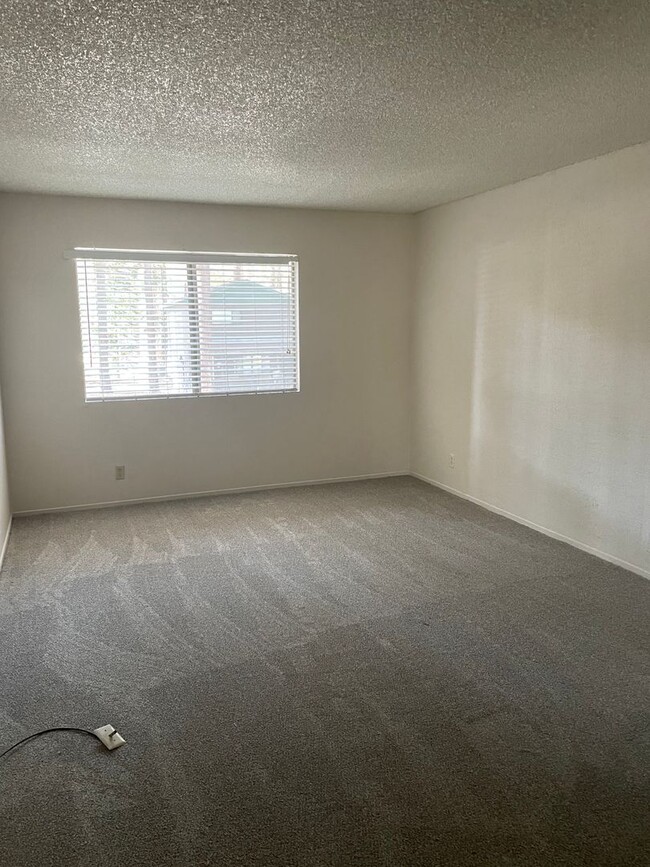 Building Photo - 2 bedroom, 1 bath condo (located on second...