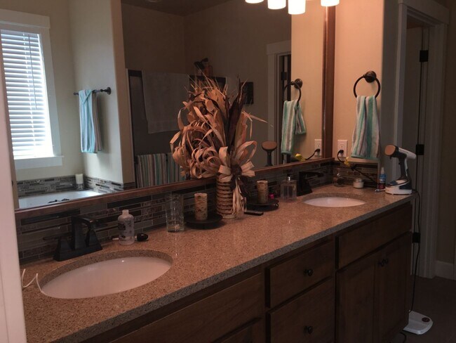 Building Photo - 3 Bedroom 2 Bath Home in NW Redmond Furniture NOT Included.