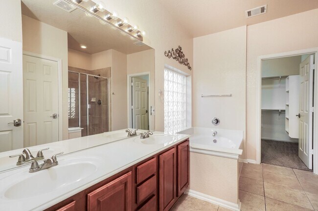 Building Photo - 5 Bedroom in Lakeside at Canyon Springs!